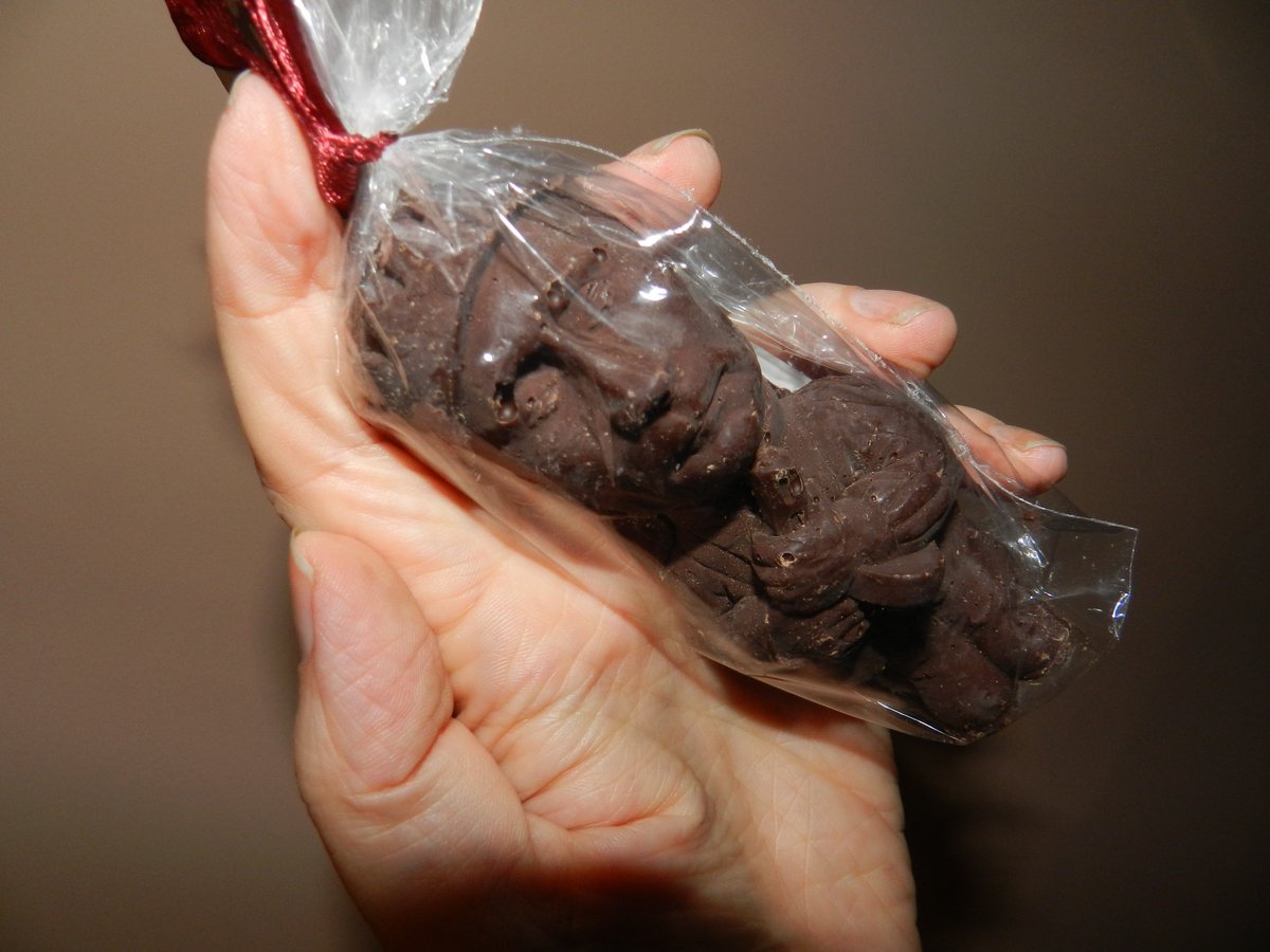 ChocoEmotion's tweet photo. This #Putin #chocolate might melt down in #Helsinki at #TrumpPutin #summit. It's #hot there! Chocolate made in #Lviv, #Ukraine. https://t.co/d1Fdqf5Ut2