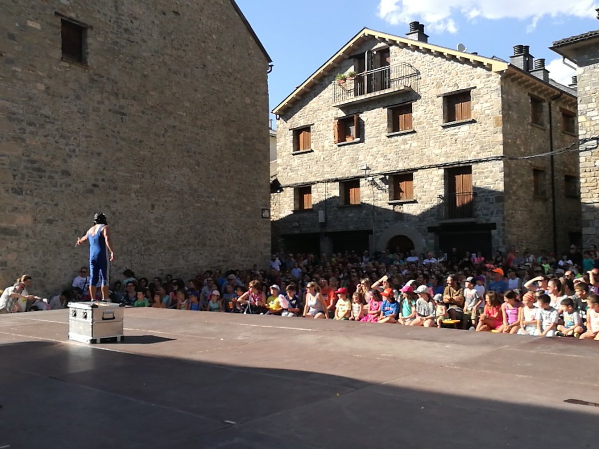 CiviCiviac's tweet photo. Ya está en el escenario #Elkote con el espectáculo #ElÚnicoAnimalSoyYo en la Plaza Mayor de @villanuaturismo #Villanúa https://t.co/6LA0HXtyi5
