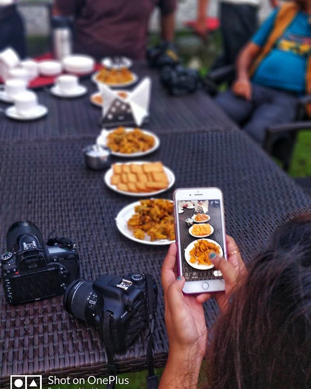 himadrigarg's tweet photo. No evening in Mountains can go without chai and pakode 😎 #goodfoodgoodlife #happiness #Naukuchyiatal #UTDB #UttarakhandTourism #BloggersBus #IncredibleIndia #Kumaon #instafood #frameinaframe #foodie #thuglife #oneplus5 #loveforfood #ghoomophirosist… https://t.co/0rndl9mldj https://t.co/HtjFFb90jf