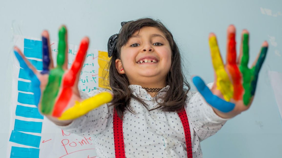 ¡Todos los niños merecen un futuro lleno de brillantes colores! Como los que nos enseña esta niña que asiste a uno de nuestros espacios seguros en Jordania. En estos centros damos apoyo y formación a niños y familias en los campamentos de refugiados 💙