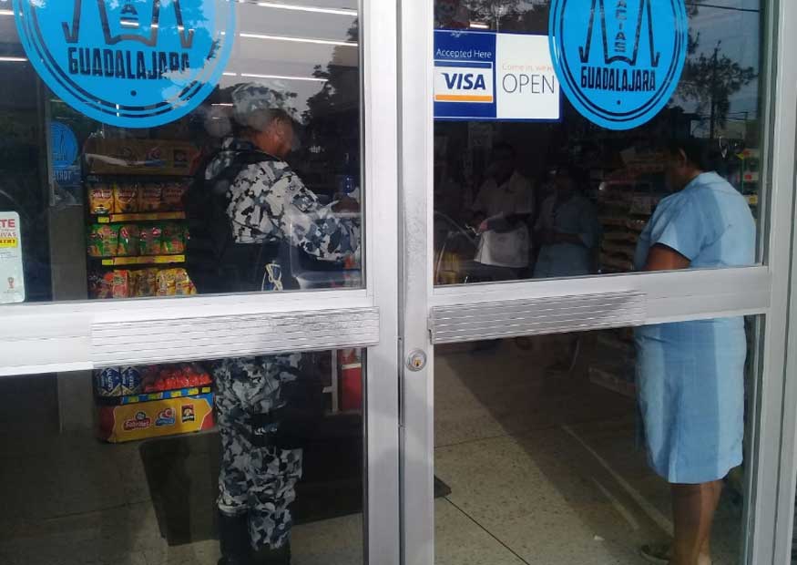 A disparos roban la farmacia Guadalajara de Ave. Miguel Ángel de Quevedo en Veracruz. Noticias en tiempo real