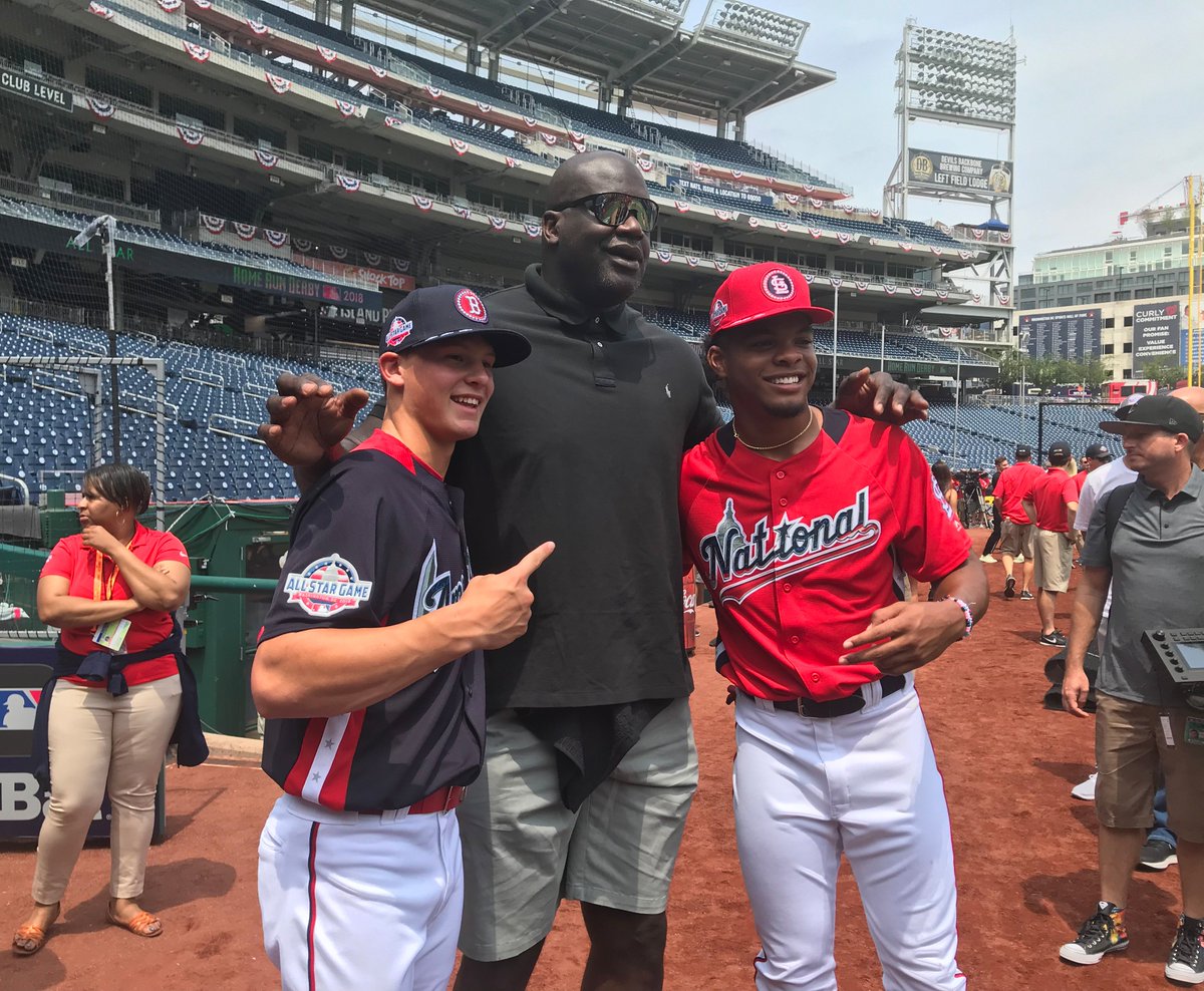 MLBPipeline's tweet image. Your 2018 High School Home Run Derby finalists Bobby Witt Jr. (@BwittJr, 26 HR) &amp;amp; Rece Hinds (@HindsRece, 25) pose with Shaquille O'Neal (@SHAQ, 28,596 points) after advancing to the finals, which will take place during Monday night's @TMobile #HRDerby
