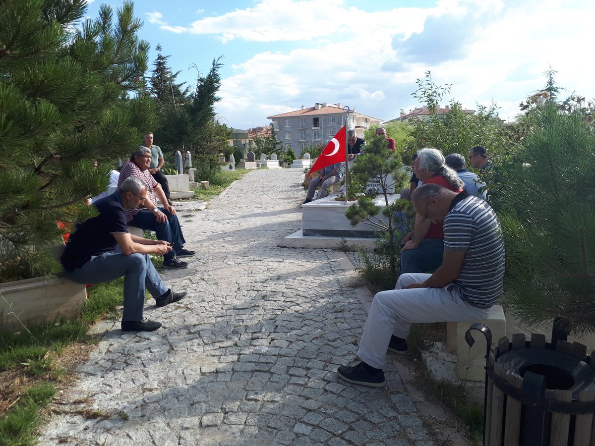 MUHAMMETCARTI's tweet photo. 15 Temmuz gecesi TÜRKSAT'ta darbecilerin yayınları kesme girişimini engellerken şehid edilen değerli Ahmet ÖZSOY abimizin kabri başında buluştuk. Tanıyan herkes şahit ki şehadete layık bir hayat sürmüştü, şehadetle şereflendi... Allah rahmet eylesin.. #15temmuz https://t.co/wox58NwgSC