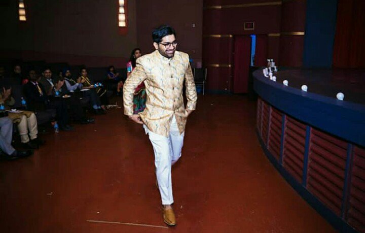 gjworldindia's tweet photo. #MalharThakar at the Premiere show of his Gujarati film #SharatoLagu at #IFFA in #Canada 
.
.
@IFFAlberta2018 @SharatoLagu  @MalharThakar @IFFA2018 
.
.
#IFFA2018 #Sharatolagumovie #Sharatolagufilm #gujaratimovie #gjworldindia #gujaratifilm https://t.co/D6yxpDqPrQ