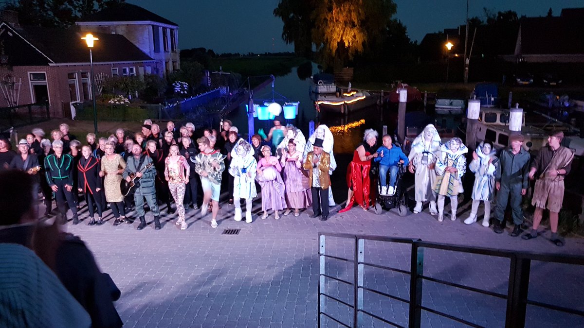 OebleBouma's tweet photo. Juster wiene wy bei 'Oeds fan Fierwei'. Bjusterbaarlik mooi toniel yn #Idaerd, allinich rinne troch it lân nei de ûnderwrâld, der trochinne nei de merke yn #Friens en de finale yn #Reduzum. Wy hawwe ús ta de teanen út fermakke. @LF2018 https://t.co/wkP53GGJHv