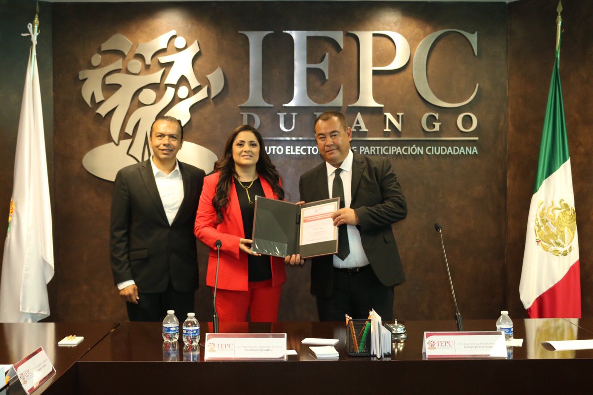 AlyGamboa's tweet photo. Un gusto recibir la constancia como Diputada por parte del @IEPCDurango y acompañada de mi familia y amigos, refrendo mi compromiso de seguir trabajando por y para #Durango https://t.co/V8pJgj5tVw