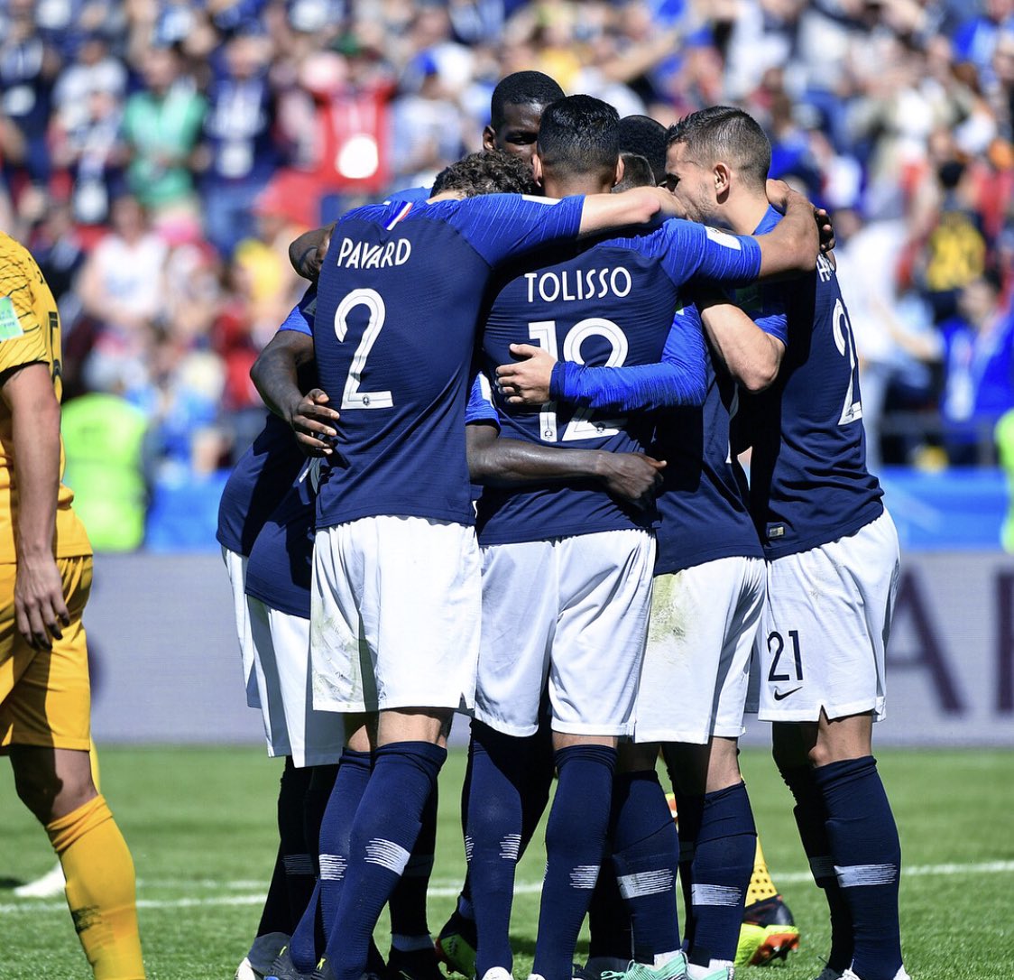 GossipRoomOff's tweet photo. BOUUUMMM 🎉 !!! Toutes nos félicitations à l'Équipe de France de football qui remporte la Coupe Du Monde 2018 ! 20 ans après, ils ont su s'imposer face à la Croatie avec 4-2 ! Fiers d'être Bleus ! Quelle finale !! Place à la fête ! 😍👏🏆⚽️🇫🇷 #FRACRO #FRA #FiereDetreBleus https://t.co/IIY6iNM6Jt