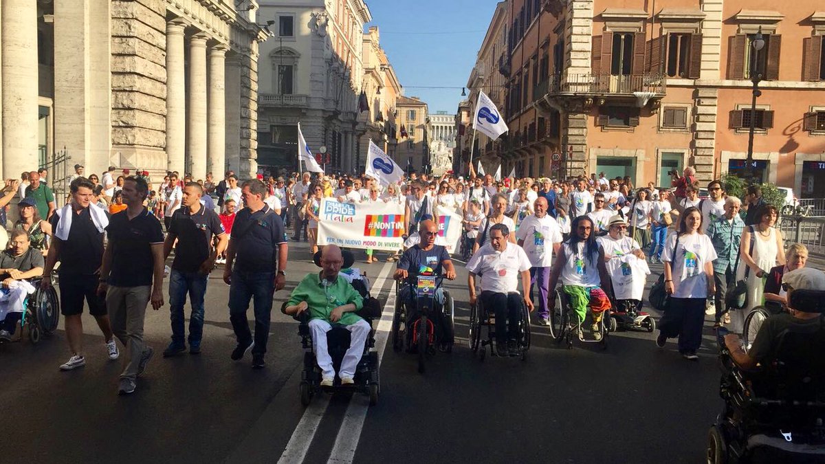 Buon Disability Pride a tutti! Per Roma è un onore ospitare per la prima volta la marcia dell’orgoglio. Oggi la nostra città è la capitale dei diritti, dell’accessibilità, dell’inclusione delle persone con disabilità. A Roma nessuno deve rimanere escluso: goo.gl/g7QLGg