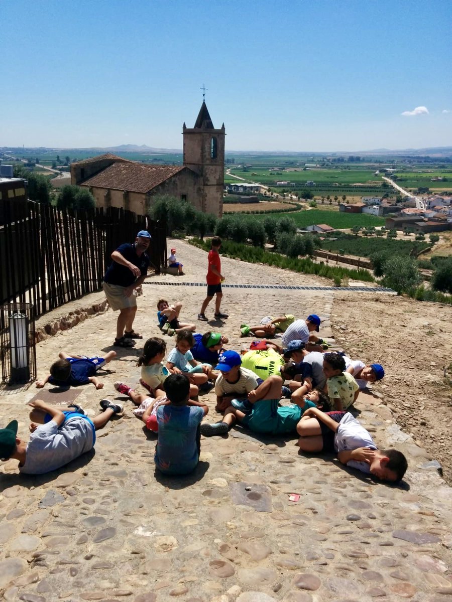 ClubLaAmistad's tweet photo. Nuestros campers son unos auténticos campeones realizando una de nuestras actividades “De ruta hasta el Castillo de Medellín” #Tenninglish Summer Camp 2018 !!! 🌾🐾🌼🌝⛰  #ClubLaAmistad #DonBenito #Extremadura #Spain https://t.co/PmAQ85cIi0