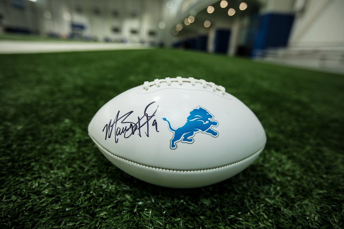 Happy #NationalGiveSomethingAwayDay, #Lions fans! 

RT for a chance to win this signed Matthew Stafford football! 🏈