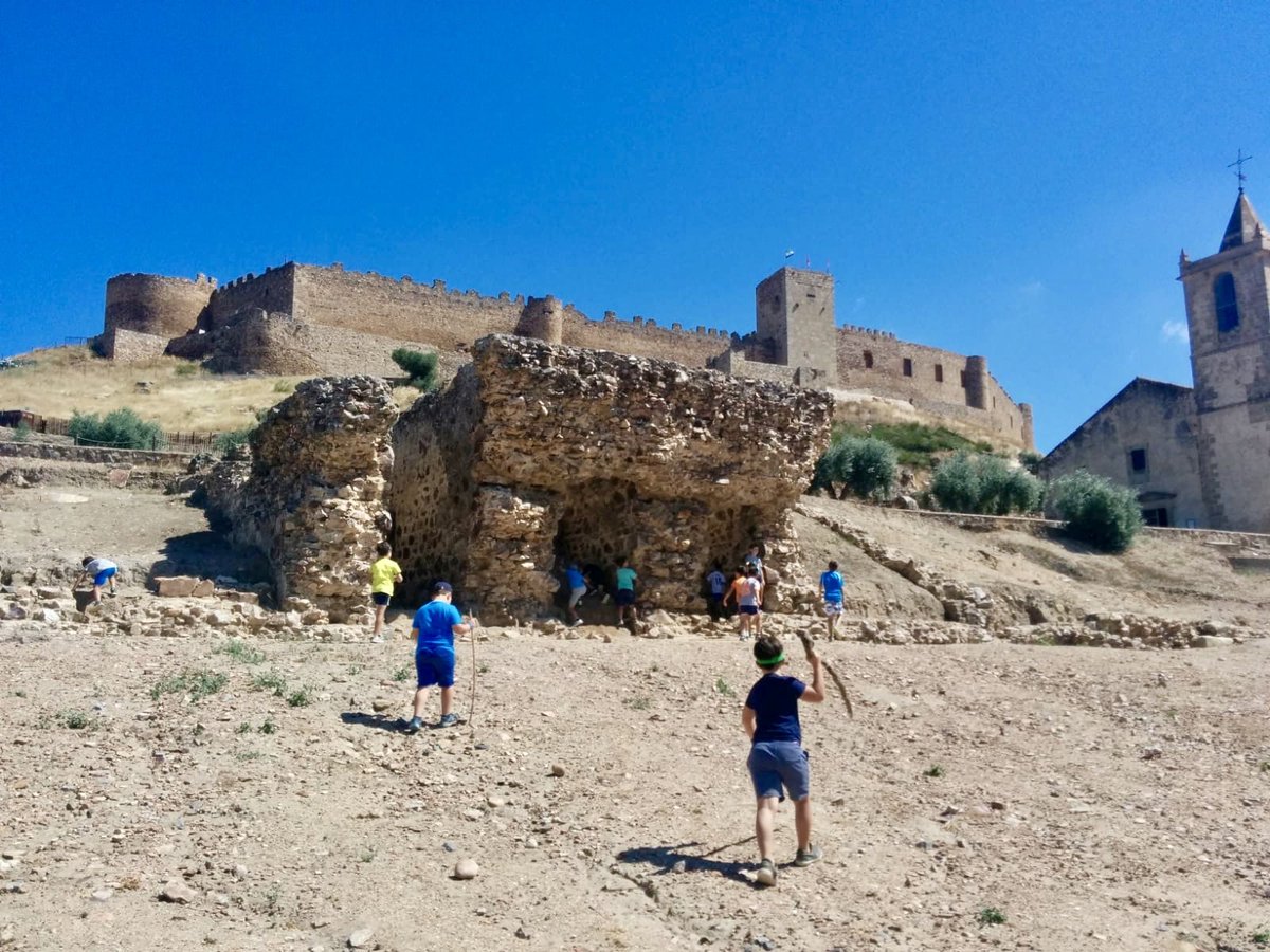 ClubLaAmistad's tweet photo. Nuestros campers son unos auténticos campeones realizando una de nuestras actividades “De ruta hasta el Castillo de Medellín” #Tenninglish Summer Camp 2018 !!! 🌾🐾🌼🌝⛰  #ClubLaAmistad #DonBenito #Extremadura #Spaindon https://t.co/efsDqZWy9D