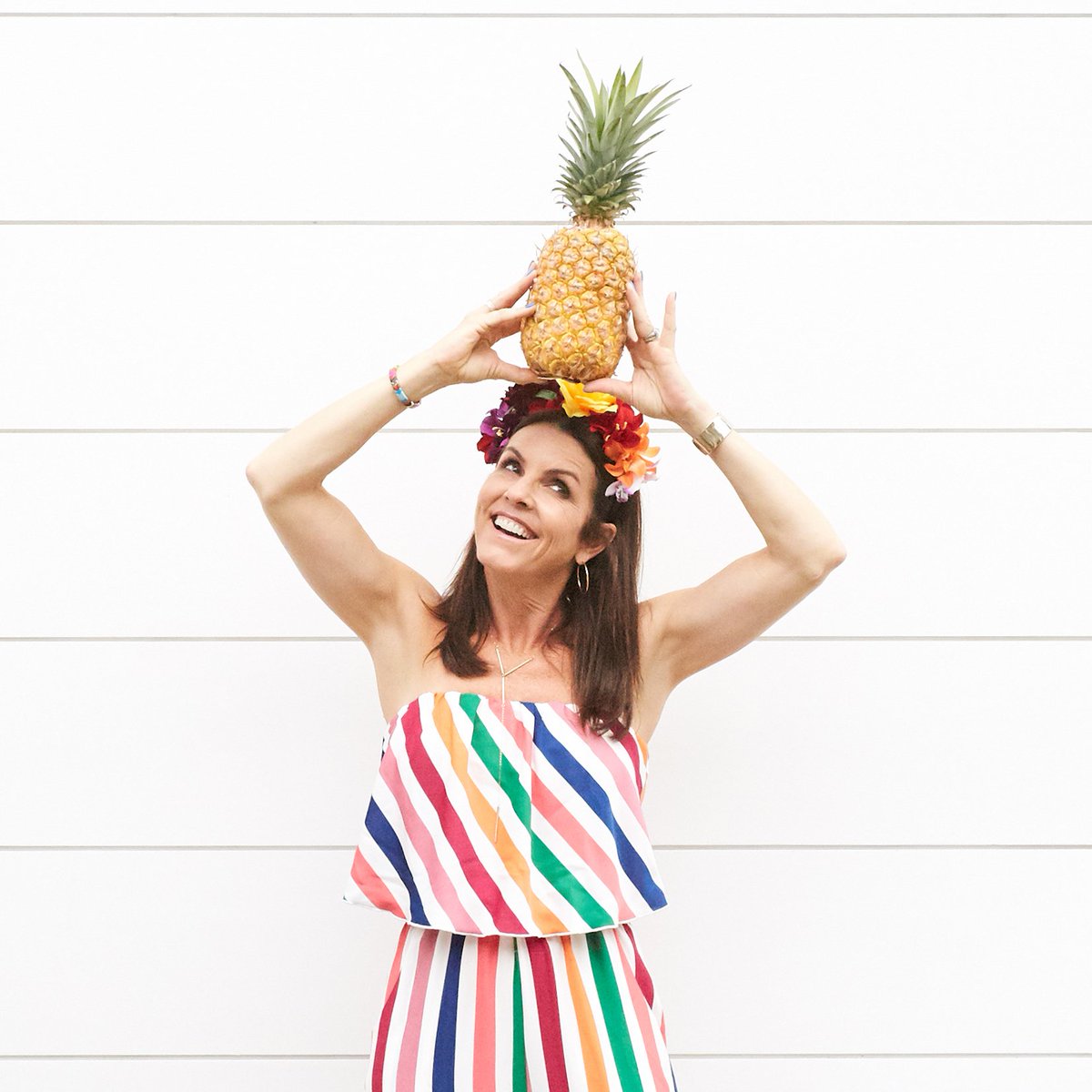 ErinCondren's tweet photo. We're taking the quote from our summer #ECSurpriseBox literally... "Be a Pineapple, Stand Tall, Wear a Crown &amp; Be Sweet on the Inside"
Dress: @tesorocollective &amp; @theLVguide, Inspiration:🍍 https://t.co/PmtXaOSLK1