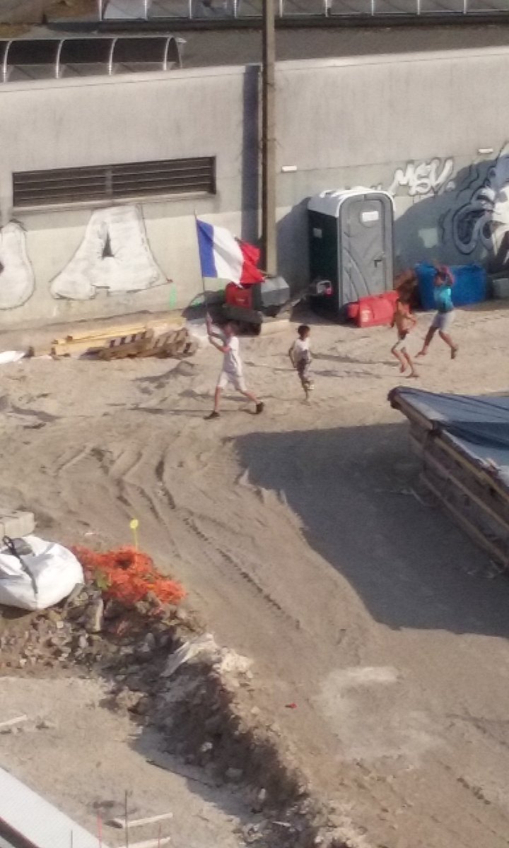 Des gamins d'un bidonville rom, à Montreuil #roms #CoupeDuMonde2018