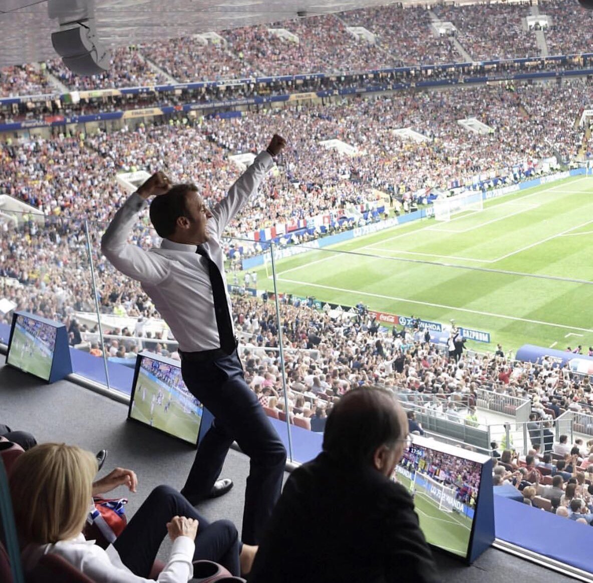 FrontRep's tweet photo. Champions du moooooonde !!! #FRACRO https://t.co/h4mBYiTtOQ