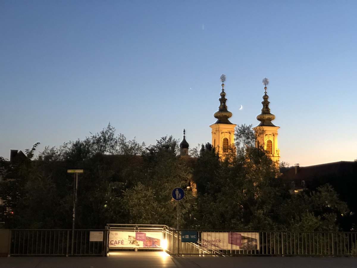 pech's tweet photo. Kirche, Mond und Venus 🌙. #Graz2018 https://t.co/gLld65h0IR