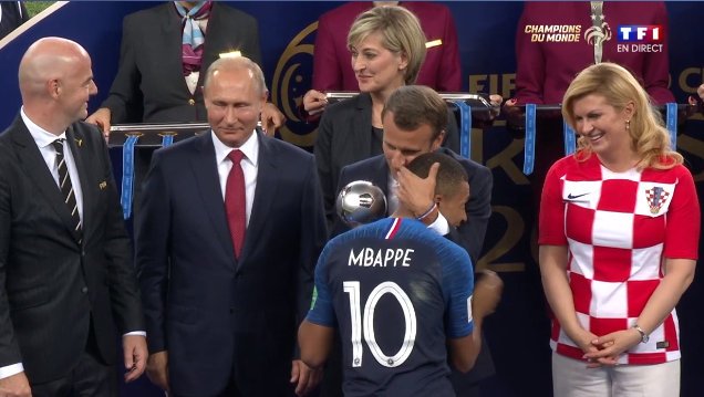 youngpeople_off's tweet photo. Kylian MBappé, 19 ans reçoit le prix du meilleur jeune joueur dans cette coupe du monde 2018! Bravo ! 🇫🇷🇫🇷  #MBAPPE #FRANCE https://t.co/QUWxto0chQ
