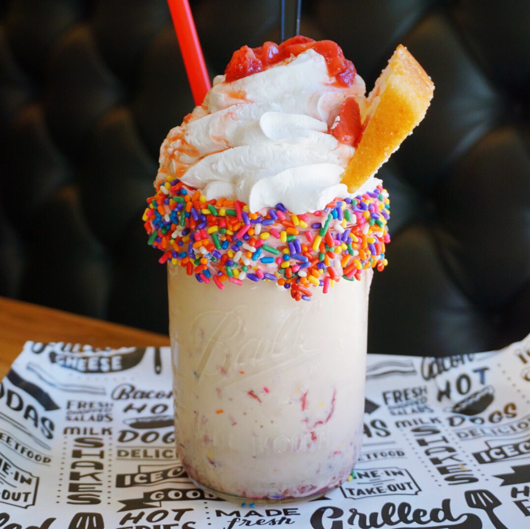 KINGSdtsp's tweet photo. When #NationalIceCreamDay falls on #SundaeFundae 😍🍦 Desserts are $4 all day! #KINGSdtsp https://t.co/RU6dU52MBI