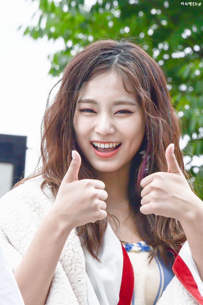 twicesmily's tweet image. She is very pretty god