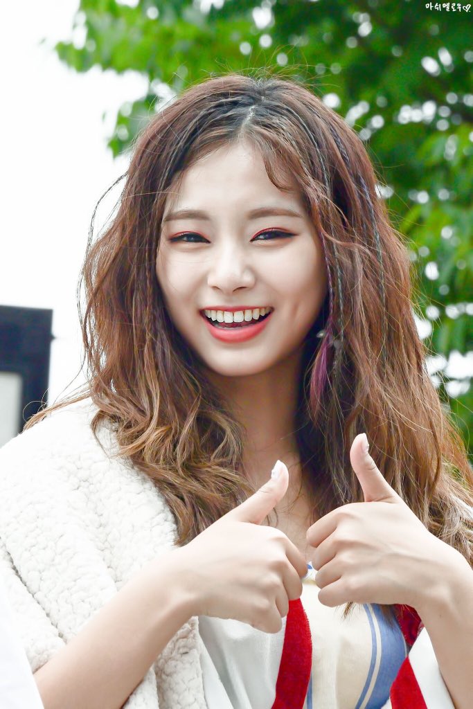 twicesmily's tweet image. She is very pretty god