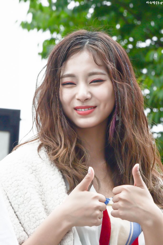 twicesmily's tweet image. She is very pretty god