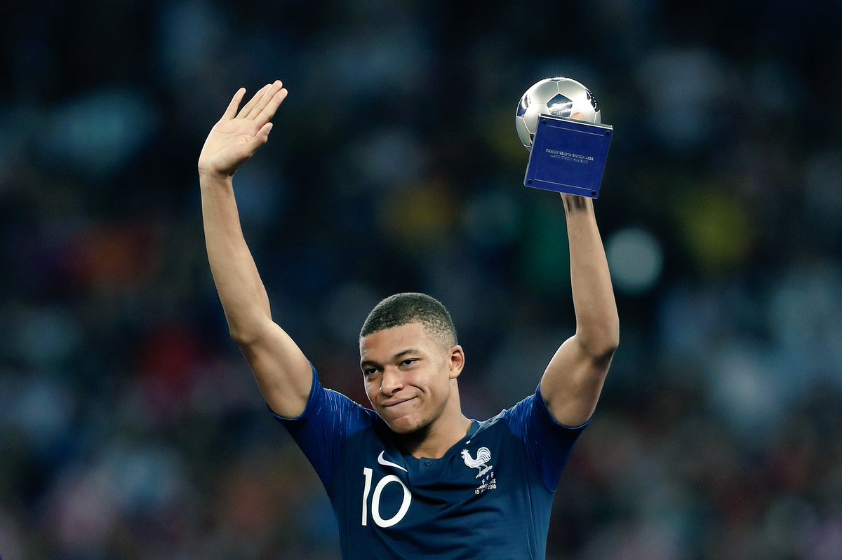 PSG_inside's tweet photo. ⭐️⭐️

❤️ On t’aime, @KMbappe 🇫🇷

Meilleur jeune de cette #WordCup2018 🏆 https://t.co/xqSOT32WJs