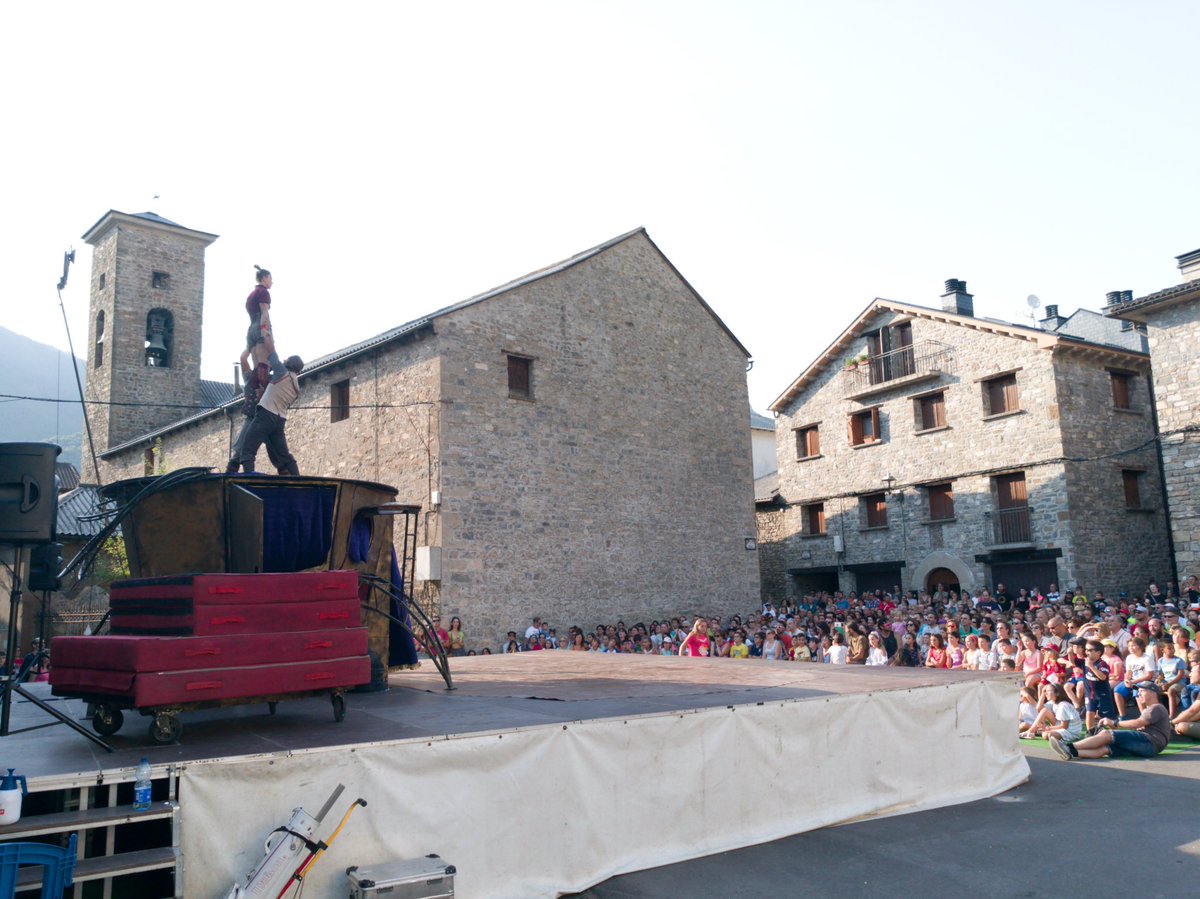 CiviCiviac's tweet photo. Y para finalizar esta edición del #JacetaniaCircus #Festival de #Villanúa, en el escenario con todos ustedes @TresperteCircoT #Oopart, "Nada es lo que parece".
Gracias a todo el publico por acompañarnos en esta aventura 👏👏👏👏 https://t.co/R1mBoIdPv7