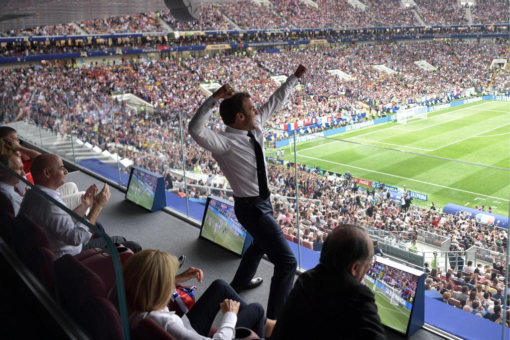 marca's tweet photo. Cuando ganas el Mundial y eres el presidente de la República Francesa 😂👏. #FRA y una de las imágenes de la #WorldCupFinal @EmmanuelMacron 📸 capturado por Alexei Nikolsky 👌 https://t.co/s4M1GXtd4W