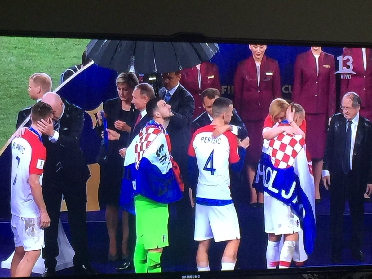 reposteriando's tweet image. Le pusieron paraguas a #Putin y el resto de los presidentes que se mojen! 😂😂😂😂 #FinalMundial