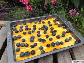 Ein Obstkuchen mit #Mango und frischen #Heidelbeeren. Ein einfacher Rührkuchen, bei dem die Mangospalten gut durch Tortenpfirsiche ersetzt werden können.
#lecker #essen #food #yummy 
buff.ly/2KWIddA