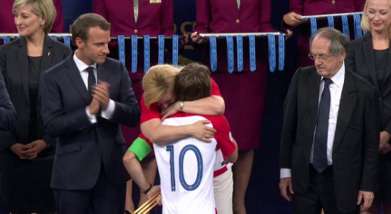 Mundo24_info's tweet photo. El tierno abrazo de Kolinda Grabar, presidenta de Croacia, a Luka Modric tras caer en la final #Rusia2018 #mundo24 https://t.co/y28oEYbZ5m