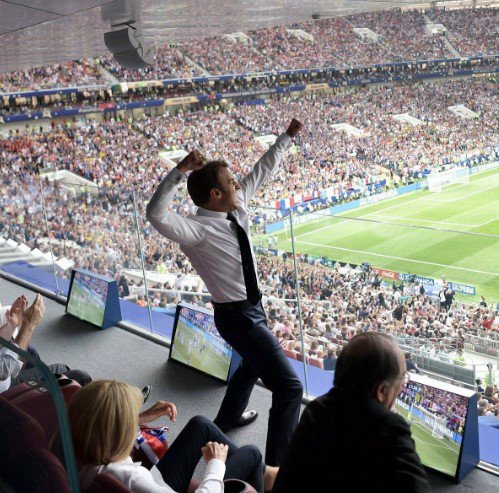 Mundo24_info's tweet photo. Así celebró Macrón, el presidente de Francia. #Rusia2018 #mundo24 https://t.co/cRcVcU6UR5