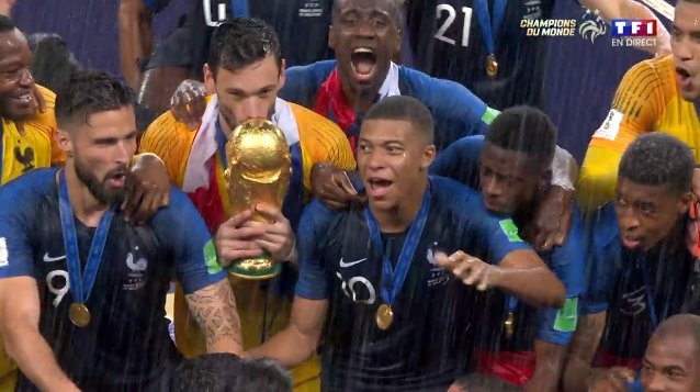 youngpeople_off's tweet photo. Ils sont sur le toit du monde, la France rajoute une étoile à son maillot! Vive la France! Merci les Bleus! 🇫🇷⭐🏆🎉 #France #WorldCupFinal2018 #CDM2018 https://t.co/nzQLvlvrOz