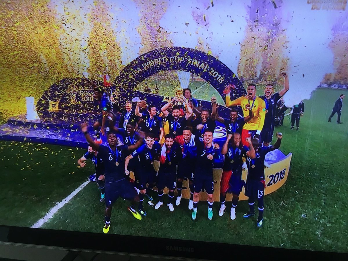 CLandomiel's tweet photo. 🇫🇷 Champions du Monde #CM2018 #CM1998 ⭐️⭐️ pensée à Thierry Roland -on en a vécu une 2ème ! - #FiersdetreBleus #BravoLesBleus @FFF merci Didier Deschamps quel kif 👏👏 https://t.co/K5vggqSq3v