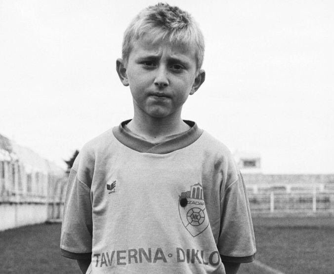 Mundodeportesx's tweet photo. Aquel chico que tuvo una infancia dura, que sufrió las consecuencias de un conflicto mas ocasionado por la humanidad, pero que lo único que el quería era jugar al futbol, ese chico es hoy el mejor jugador del Mundial. Luka Modrić balon de oro de #Rusia2018. https://t.co/geqSMDjjnz