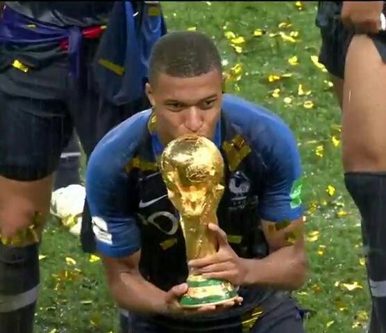 dogordo_'s tweet photo. Mbappé a los 19 años / Yo a los 19 años. https://t.co/BxqFU5OzI1