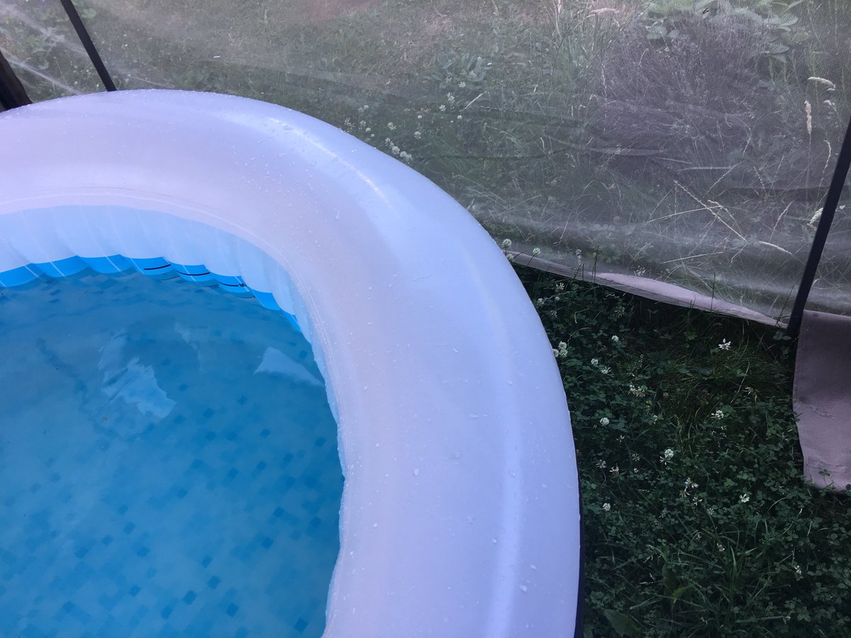 KBTTRAINING's tweet photo. @BandQ not overly impressed. Bought our Miami lazy spa on 2nd of may and now it seems one side is on steroids😔😡 mishapen and not what i expected from a reputable brand #notimpressed #bandq #lazyspa #spaonsteroids https://t.co/c12B4UBdCg