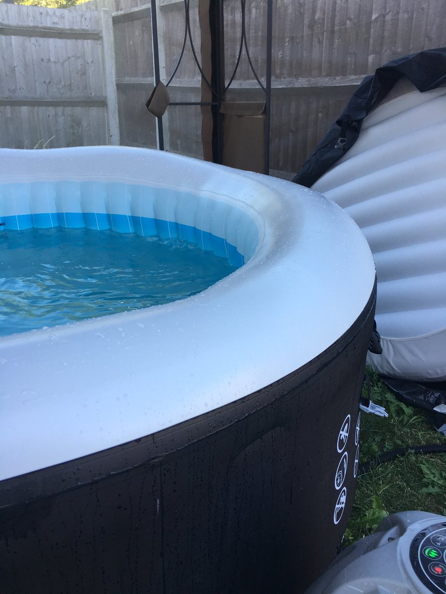 KBTTRAINING's tweet photo. @BandQ not overly impressed. Bought our Miami lazy spa on 2nd of may and now it seems one side is on steroids😔😡 mishapen and not what i expected from a reputable brand #notimpressed #bandq #lazyspa #spaonsteroids https://t.co/c12B4UBdCg