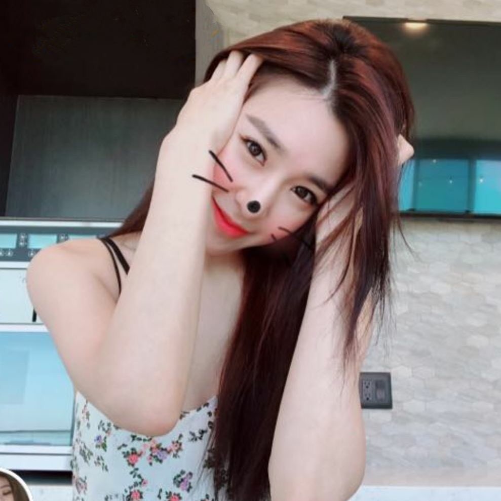 With_Tiffany8O1's tweet photo. บอลโลกจบแล้ว แล้วพี่จะมีชีวิตอยู่รอน้องเตฟดึกดื่นค่ำคืนยังไง / ก็พี่มันโซนเอเชีย บางคืนก็เพลียอ่ะเน๊อะ 😂😂 @tiffanyyoung รักนะทูนหัว แต่อยู่ยาวตีสี่ทุกวันไม่ไหวจิงๆ  😂😂😂😬😬😬

#tiffanyyoung #overmyskin #MYSONE #Miyoungstagram #FanyPacks https://t.co/e6uDv3k0wO