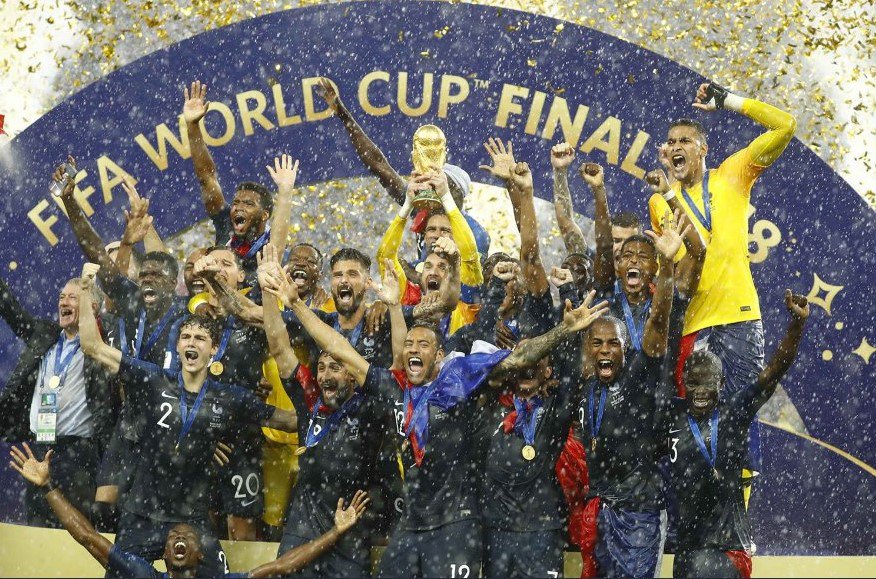 Mundo24_info's tweet photo. Francia celebró con lluvia y papelillos para dejar grabado el momento más esperado de un Mundial #Rusia2018 #mundo24 https://t.co/e16rnwys2M