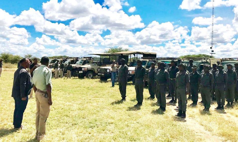 mhando_iddy's tweet photo. Hadi leo huwa sidharau walinzi, baada ya kubaini mie na elimu yangu nilikua naenda kushika kirungu   wapo wasomi walinzi ila sababu ya ukosefu wa ajira wamejishikiza huko. 
Unaweza mdharau mlinzi leo sababu hujui elimu yake halafu kesho unamkuta ofisi safi anapigwa kiyoyozi https://t.co/PTVNTlMrDm