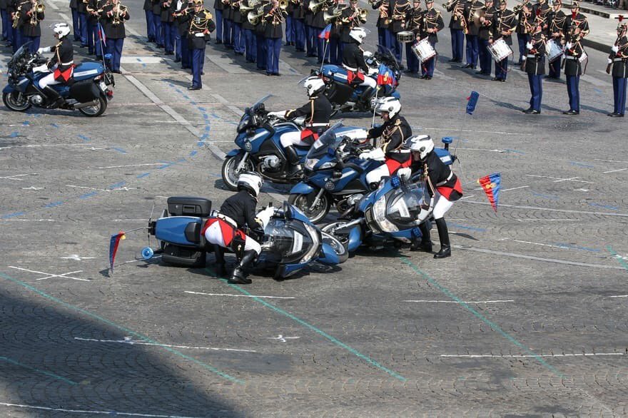 jackmassart's tweet photo. Champions du Monde et beaux joueurs, les motards français rendent hommage à Neymar 😁 https://t.co/VhhVOrtlG3