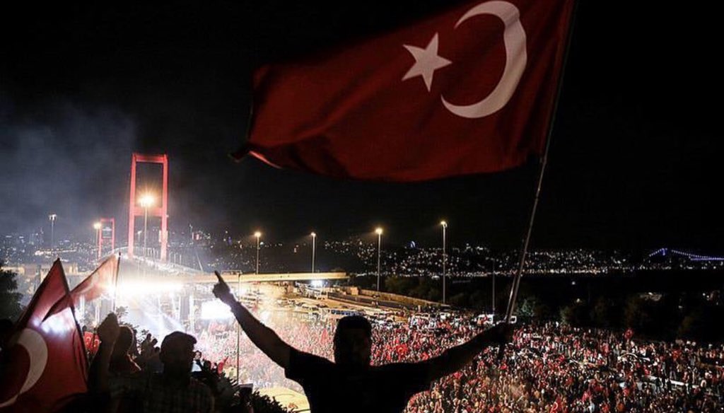 Bugün benim Türk kardeşlerim için çok önemli bir gün. Bugün Türkiye’de bu iyi şartlarda yaşıyorsak, ülkeleri için canlarını feda eden insanlar sayesindedir; buna sonsuz minnet duymaktayız. Siz şehitlerimizi hiçbir unutmayacağız...
