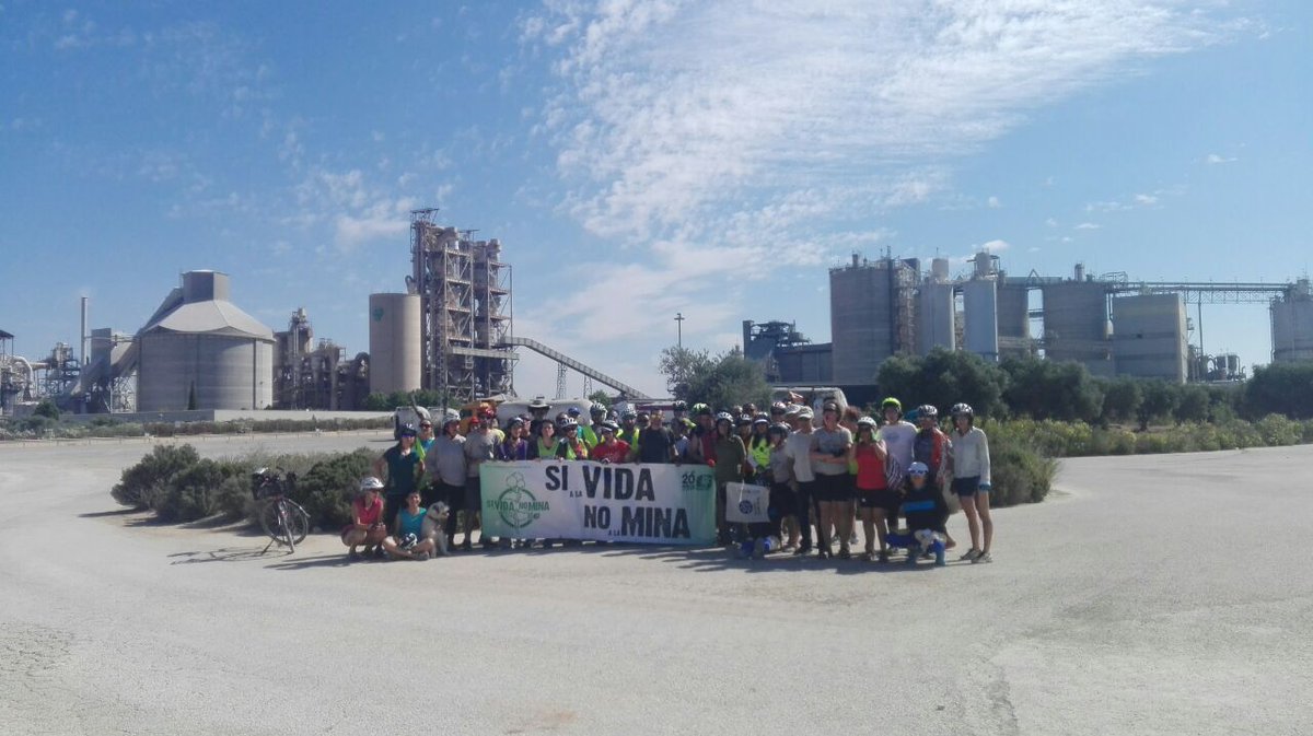 La #Ecomarcha2018, en su ruta por el sureste de la <a href="/ComunidadMadrid/">Comunidad de Madrid</a> , ha hecho una parada en la cementera que Portland Valderribas tiene en Morata de Tajuña, para pedir el cese de la incineración de residuos. Buena tarde de domingo <a href="/carlosizqtorres/">Carlos Izquierdo</a>, <a href="/zarzaymenta/">luis del olmo🌳 💐</a> .