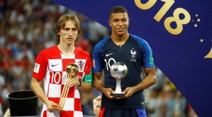 Mundo24_info's tweet photo. Rusia 2018 será el Mundial de Francia campeón, el equipo de las individualidades, el de la dignidad de Croacia, el del VAR, el de los goles de pelota parada. #Rusia2018 #mundo24 https://t.co/4GMbm29v0U