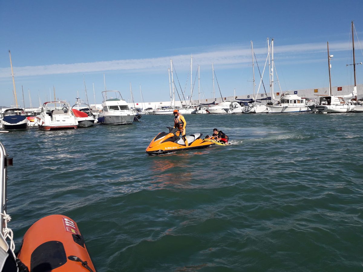 alvpcmarbella's tweet photo. Hoy hemos estado realizando prácticas de salvamento marítimo, en el que nuestros voluntarios han tenido que resolver diferentes escenarios de personas que han caído al mar, procediendo a su extracción, inmovilización y traslado hasta un punto de evacuación hipotético. https://t.co/uTUNmMgvyK