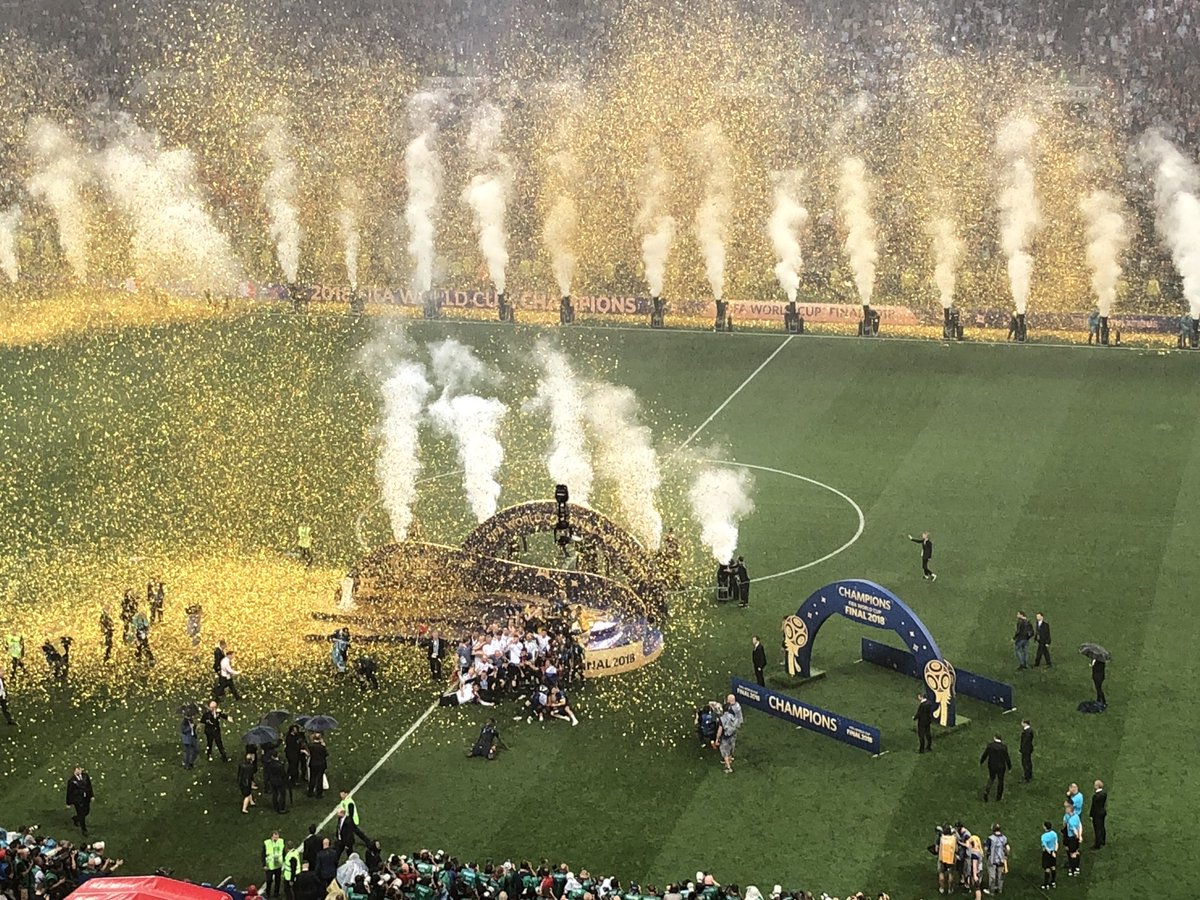 CaroHenryOff's tweet photo. Ils l’ont fait!! Magique!! Demain ce sera le feu avec @pernautjp dlans le 13h @TF1LeJT @TF1 #CDM2018 #finalecdm https://t.co/2dh0ZgVlKy