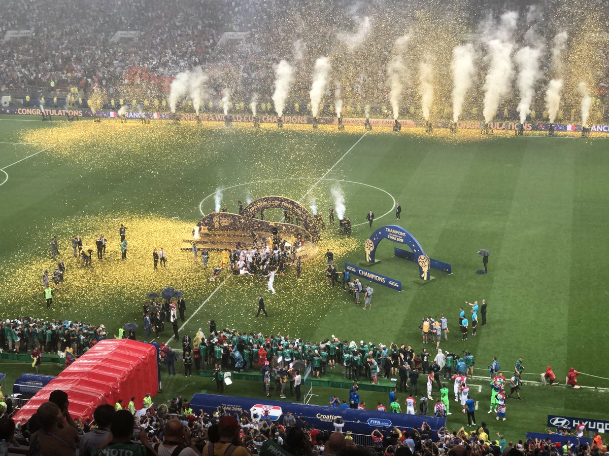 CaroHenryOff's tweet photo. Ils l’ont fait!! Magique!! Demain ce sera le feu avec @pernautjp dlans le 13h @TF1LeJT @TF1 #CDM2018 #finalecdm https://t.co/2dh0ZgVlKy