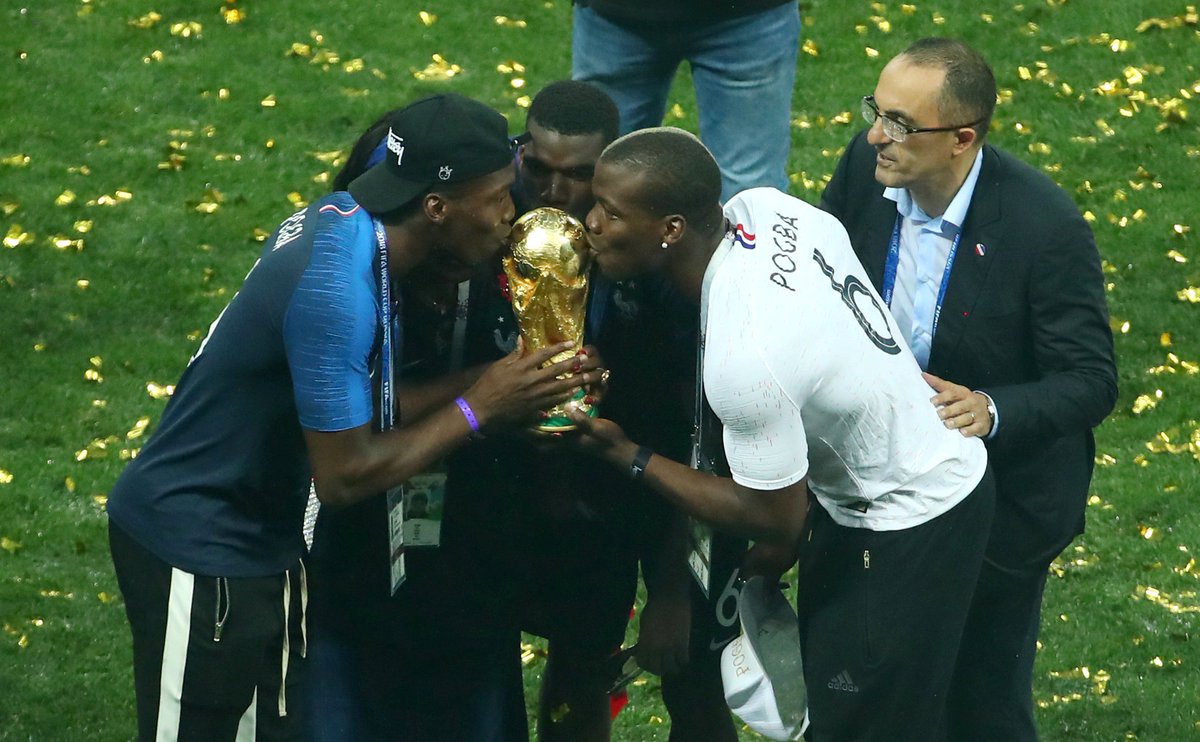 DiarioOle's tweet photo. Pogba, festejo emotivo y en familia: celebró la obtención de la Copa del Mundo junto a su madre y a sus dos hermanos (también futbolistas). Su padre, Fassou, fallecido en mayo del 2017, sonríe desde el cielo ➡ https://t.co/cZcCb1Fx5y https://t.co/e3f7IknY6W