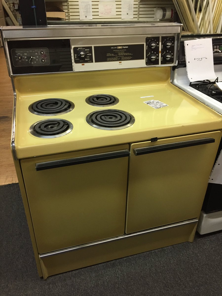 ( SALE )
 GM Frigidaire Deluxe 
 * Needs 2 element in oven 
 * lots of storage 
 * 1976
 * $50