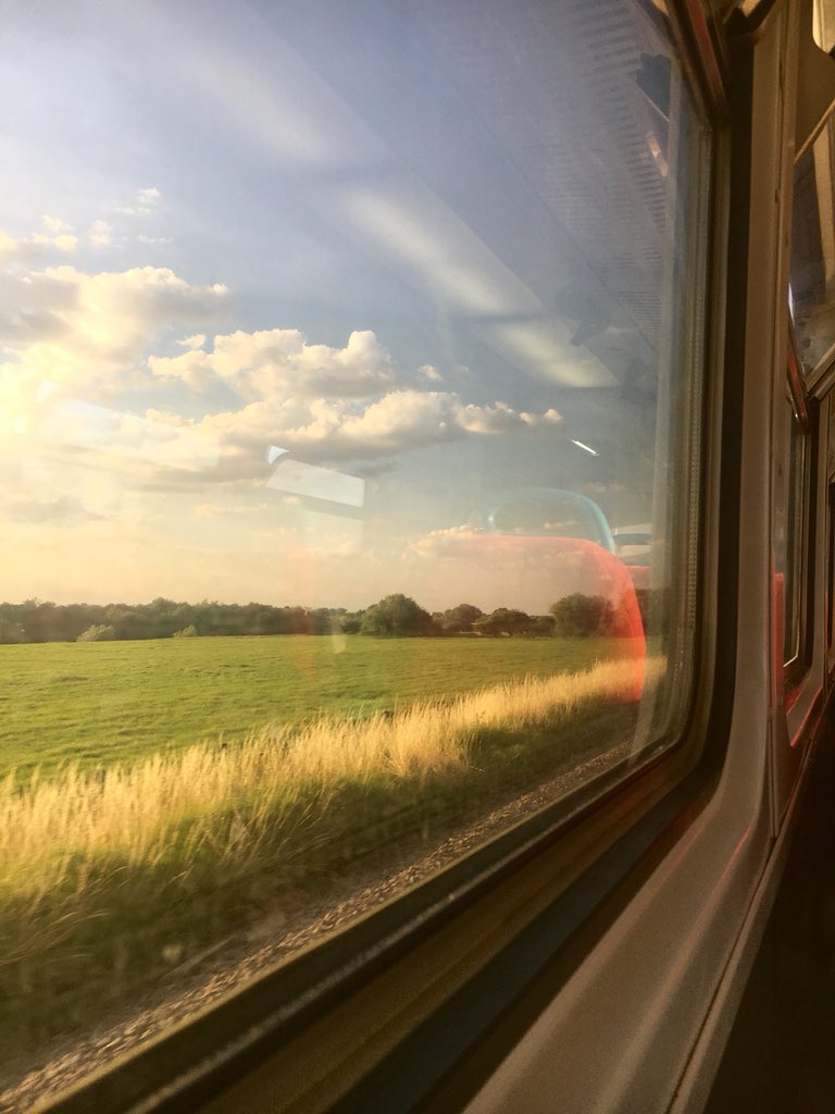 sliceandserve's tweet photo. Awlreet me luvahs. Mission to station. Delivered just in time, flinging myself onto train. Literally flung, then proceeded to trip. Yup. 😂 But made it! Which is good because it’s the last train to Clarksville. I mean Newbury. #spinsterontour #stillattacking 👍🏼@MotoTimeAttack https://t.co/331HnVtspE